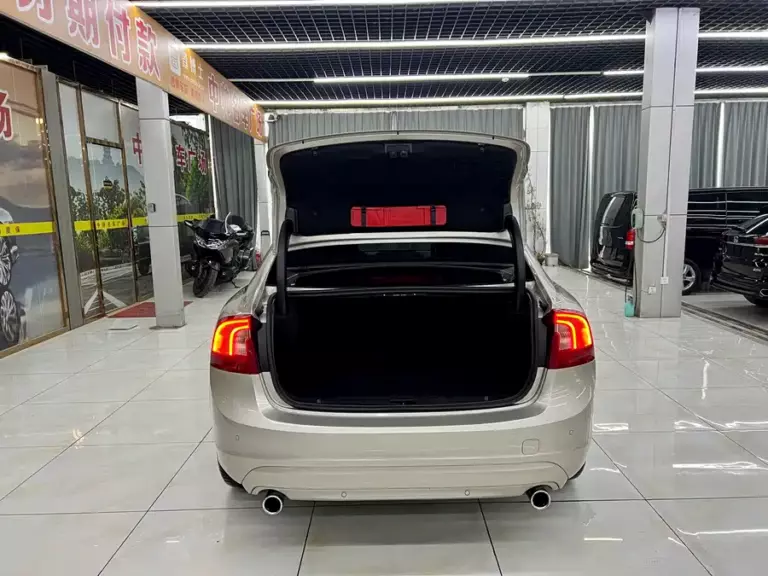 900x675_0_q87_c42_autohomecar__ChxpVmmjsHuACFzTAAoKxNGd69U240.jpg