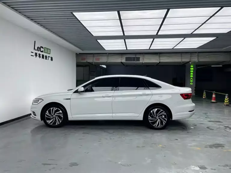900x675_0_q87_c42_autohomecar__ChxpVmnNzQaAfvU5AAb9J4yEdBQ515.jpg